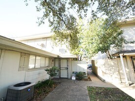 5670 Birchmont Dr in Houston, TX - Building Photo