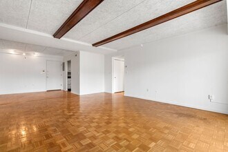 57 Broadlawn Park, Unit 1A in Chestnut Hill, MA - Building Photo - Building Photo