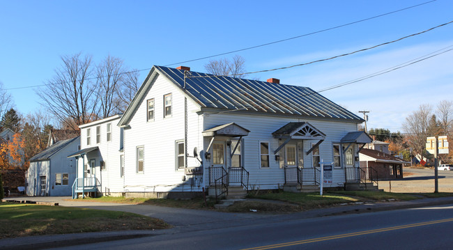 225 Main St in Fairfield, ME - Foto de edificio - Building Photo