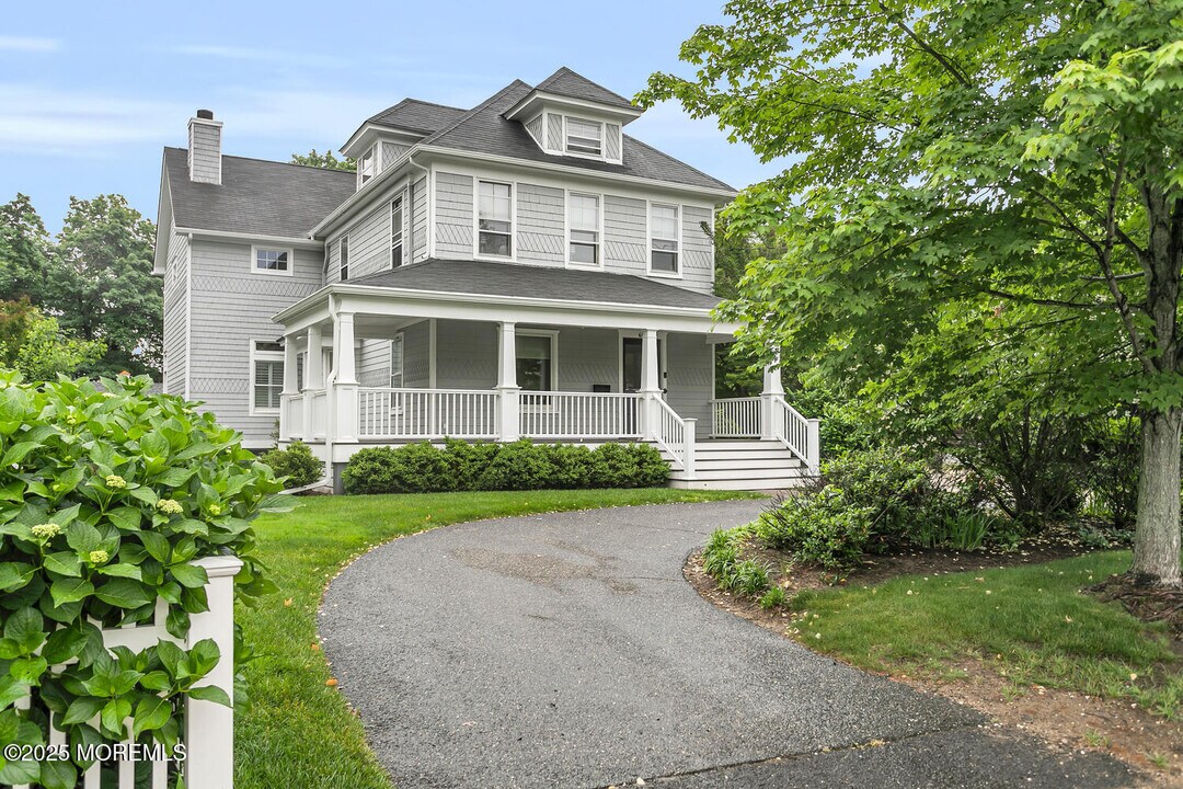 693 River Rd in Fair Haven, NJ - Building Photo