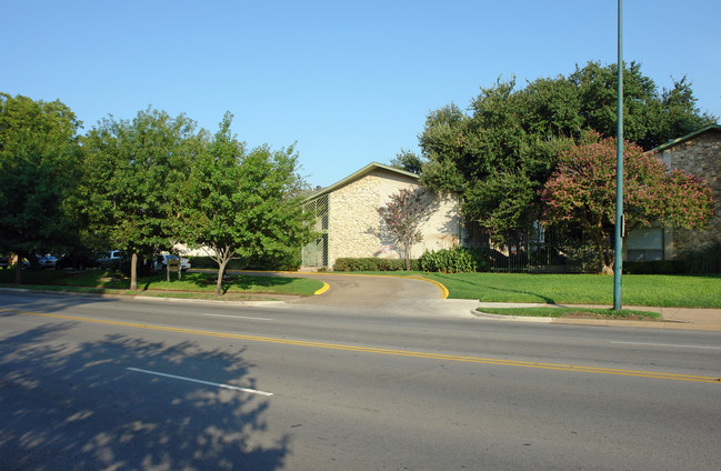 Upper E - Silver Sands I/II (OLD) in Dallas, TX - Building Photo - Building Photo