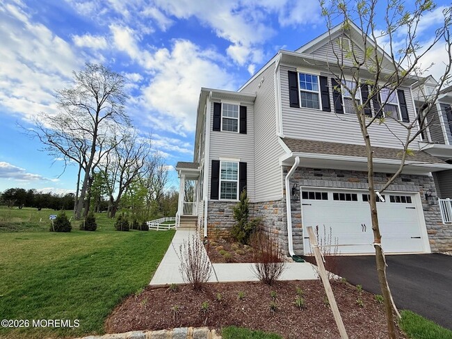 2011 Wander Ln in Englishtown, NJ - Foto de edificio - Building Photo