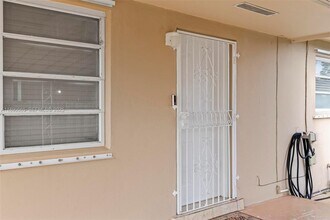 5633 SW 40th St in West Park, FL - Building Photo - Building Photo