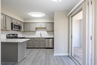 Lee's Landing in Newport News, VA - Building Photo - Interior Photo