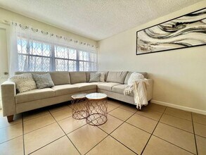 401 Golden Isles Dr in Hallandale Beach, FL - Foto de edificio - Building Photo