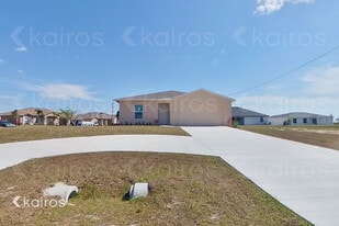 826 Wilmington Pkwy in Cape Coral, FL - Building Photo