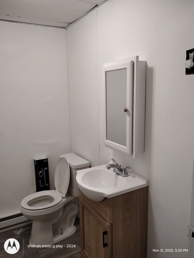 93 Pleasant St, Unit 93D Pleasant St in Ware, MA - Building Photo - Building Photo