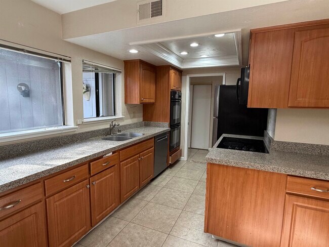 property at 5143 Oakdale Ct