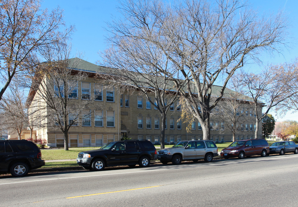 Simmons Manor in Minneapolis, MN - Building Photo