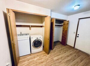 5921 W Locksley Loop, Unit B Apartment for rent in Wasilla, AK - Foto de edificio - Building Photo