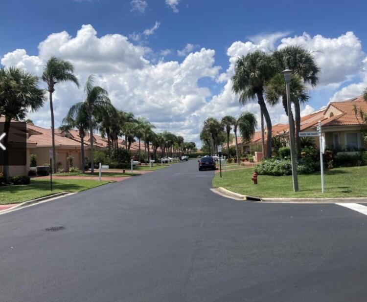 10930 Lakemore Ln in Boca Raton, FL - Foto de edificio