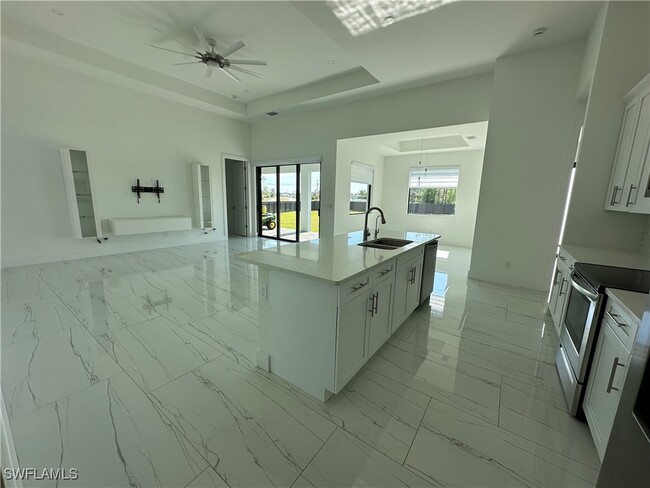 1124 NE 35th Ln in Cape Coral, FL - Foto de edificio - Building Photo