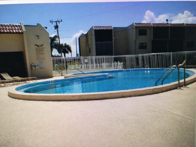 2050 Oleander Blvd in Fort Pierce, FL - Foto de edificio - Building Photo