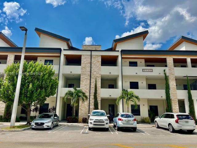 7855 NW 104th Ave in Doral, FL - Foto de edificio - Building Photo