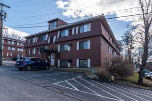 535 Calef Rd in Manchester, NH - Building Photo