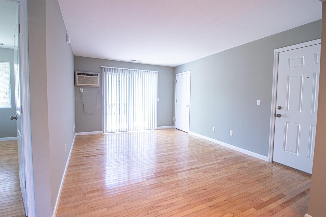 835 Grand Ave NE, Unit a in Grand Rapids, MI - Foto de edificio