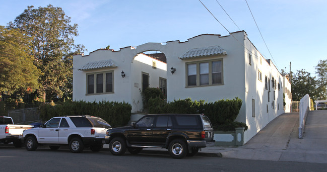 846 E East Kensington Rd in Los Angeles, CA - Foto de edificio - Building Photo