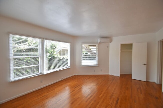 14830 Dickens St, Unit 02 in Los Angeles, CA - Foto de edificio - Building Photo