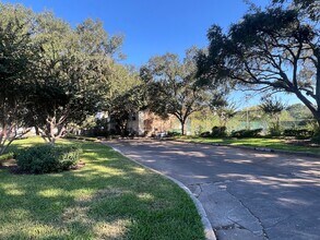 10047 Westpark Dr, Unit 46 in Houston, TX - Foto de edificio - Building Photo