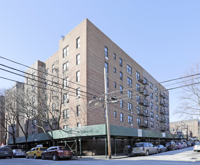 40-94 Denman St in Flushing, NY - Foto de edificio - Building Photo