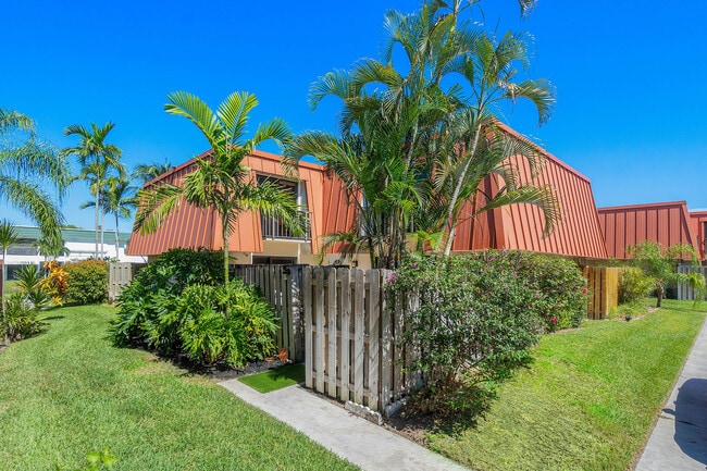 3211 Gardens E Dr in Palm Beach Gardens, FL - Building Photo - Building Photo