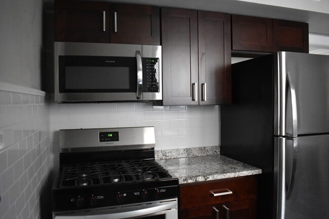 3218 W Balmoral Ave, Unit 2W