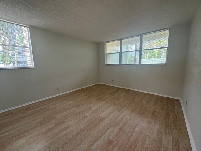 5431 NE 25th Ave, Unit 104 in Fort Lauderdale, FL - Foto de edificio - Building Photo