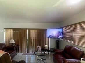 7420 SW 82nd St in Miami, FL - Building Photo - Building Photo