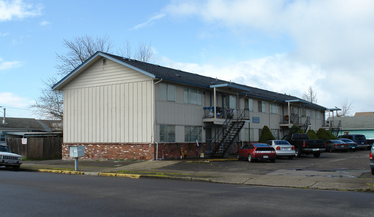 Maple Court in Albany, OR - Building Photo