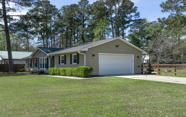 707 Stately Pines Rd in New Bern, NC - Foto de edificio - Building Photo