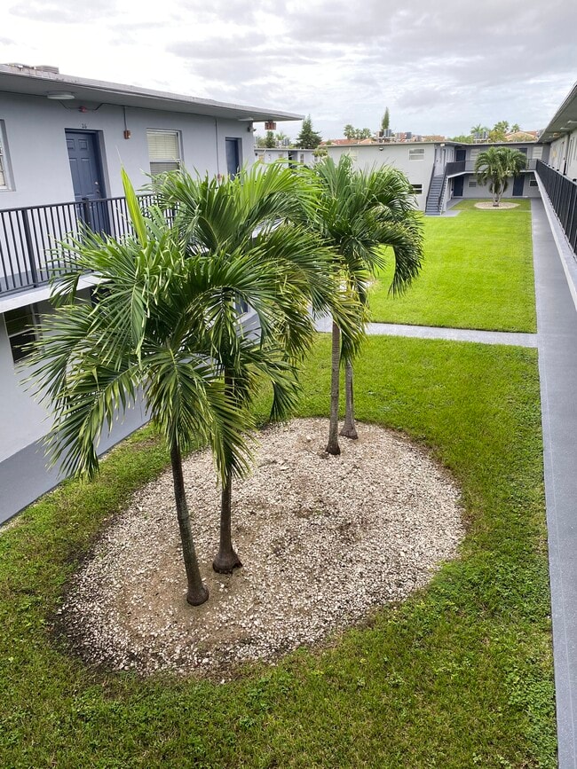 4250 SW 67th Ave, Unit 31 in Miami, FL - Building Photo - Building Photo