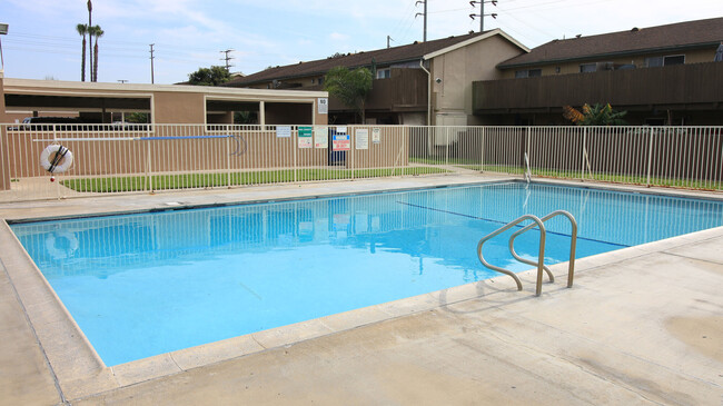 Newland Garden in Garden Grove, CA - Foto de edificio - Building Photo