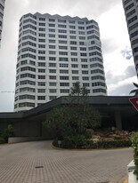 801 Brickell Bay Dr in Miami, FL - Building Photo