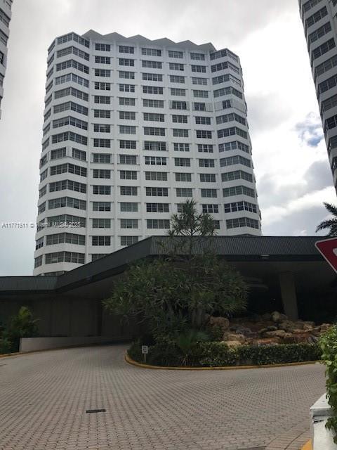 801 Brickell Bay Dr in Miami, FL - Building Photo