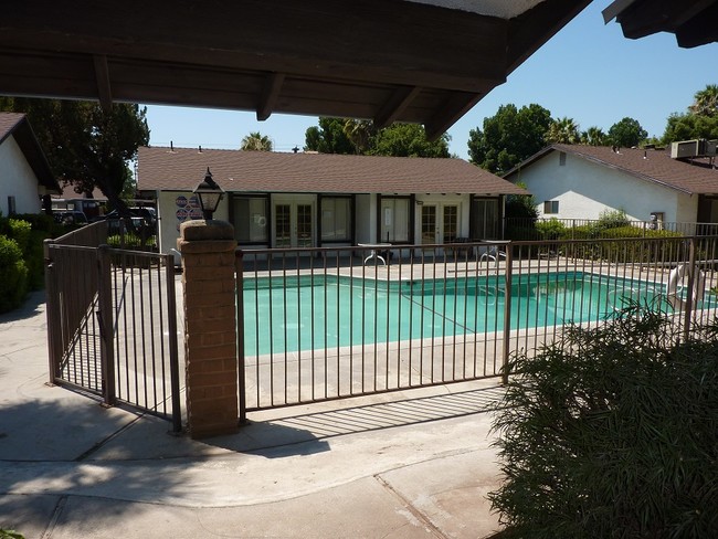 Casa Blanca Apartments in Fresno, CA - Foto de edificio - Building Photo