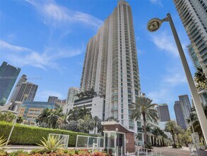 90 SW 3rd St in Miami, FL - Building Photo - Building Photo