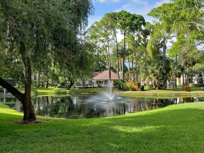 Cimarron Lake Apartments in Sarasota, FL - Building Photo - Building Photo