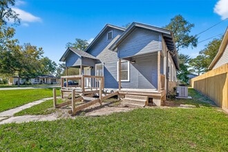 301 E 3rd St in Sweeny, TX - Building Photo - Building Photo