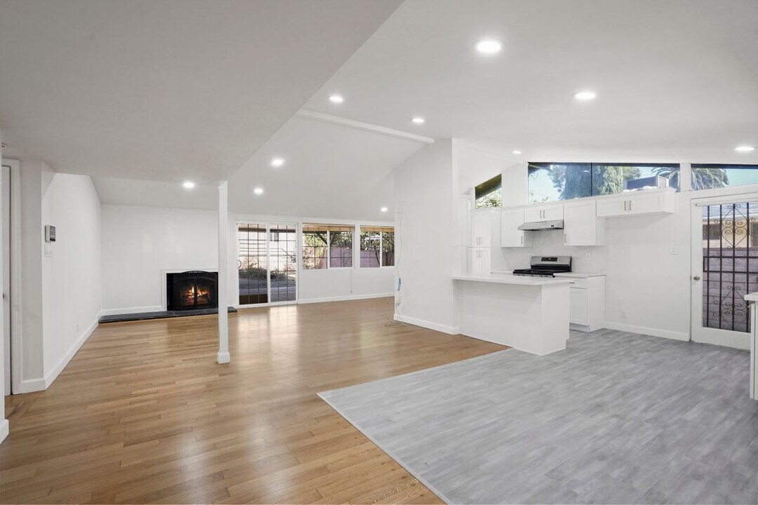8836 Oneida Ave in Los Angeles, CA - Building Photo