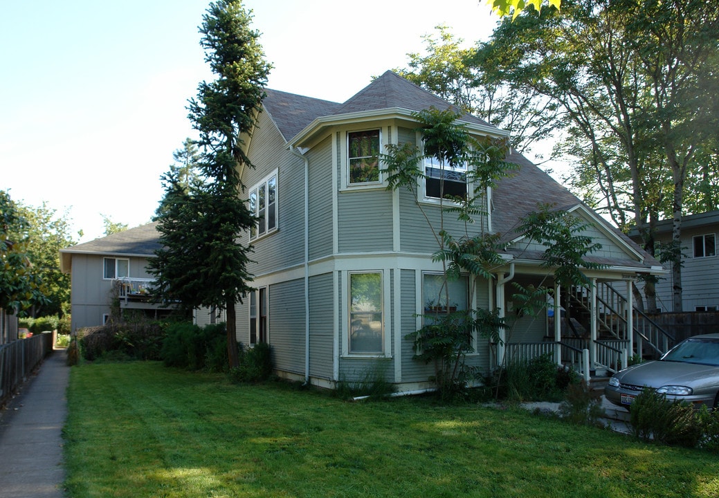 841 W 5th St in Eugene, OR - Building Photo