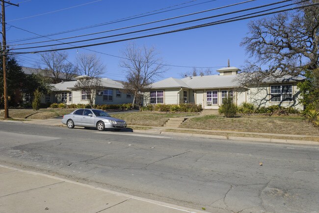 Harris House in Denton, TX - Foto de edificio - Building Photo