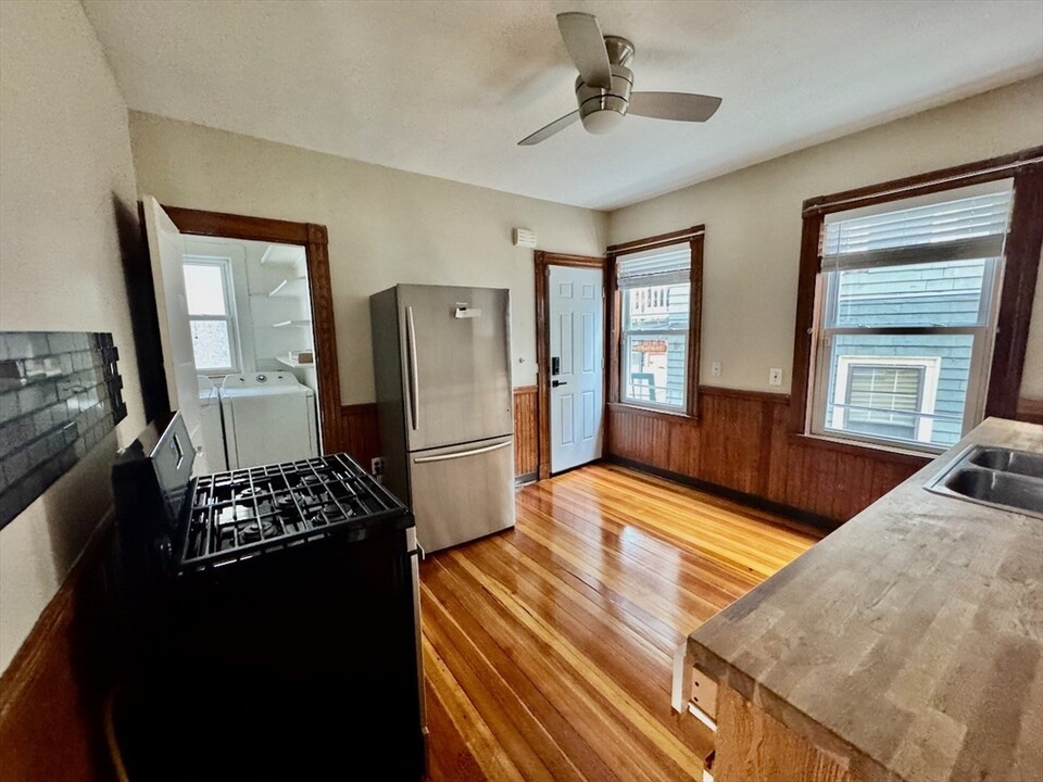 25 Rowell St in Boston, MA - Building Photo