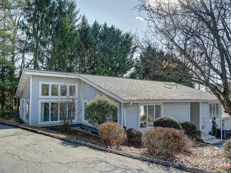 71 Hollybrook Dr in Asheville, NC - Building Photo