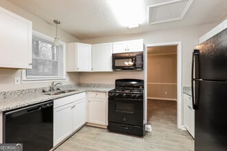 2246 Camden Ct in Jonesboro, GA - Foto de edificio - Building Photo