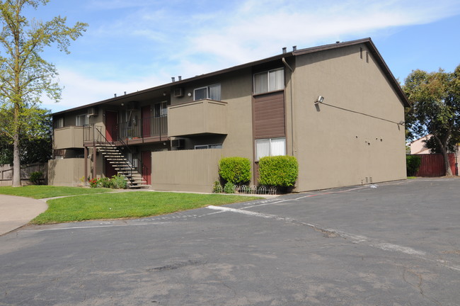 Century Plaza Apartments in Lodi, CA - Building Photo - Building Photo