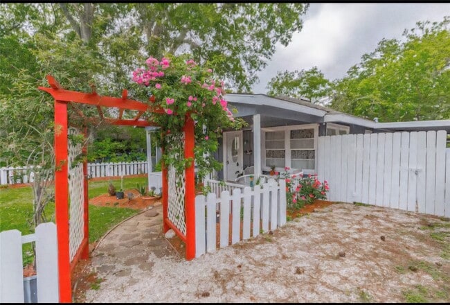 4910 Charles St in Seabrook, TX - Building Photo - Building Photo