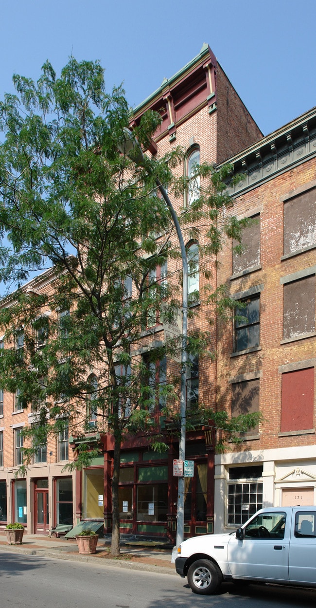 169 River St