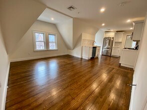 21 Bellevue St, Unit 3 in Waltham, MA - Foto de edificio - Building Photo