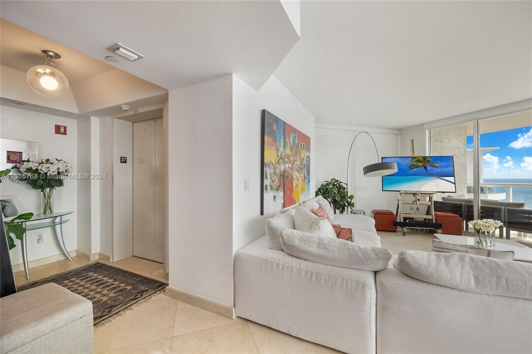 18671 Collins Ave in Miami, FL - Building Photo