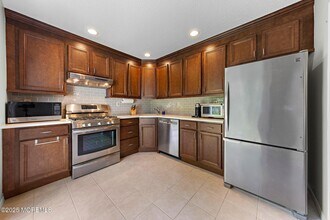 4 Sun Beau Ct in Tinton Falls, NJ - Building Photo - Building Photo